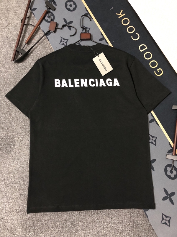 ブランドTシャツ着用イメージ